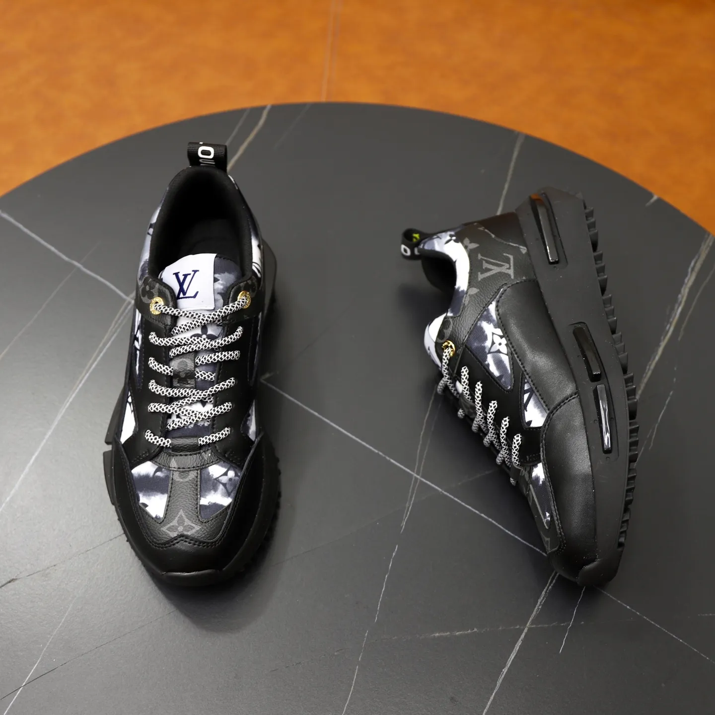 Ex-factory price: 462💰🙅‍♂️🙅‍♂️🙅‍♂️ Brand: LV Louis Vuitton Standard code: 38-44 (45 customized) Grade: Same as the official website Material: Original material splicing Comfortable and breathable lining Lightweight and wear-resistant sports outsole Style category: Men's fashionable casual shoes Running sneakers Distinguished luxury brand elements Top luxury Color: actual picture color